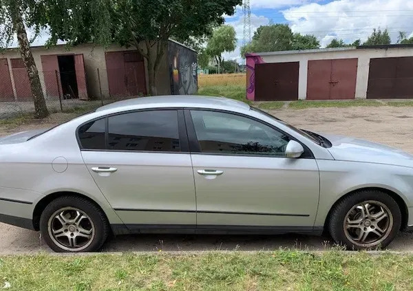 volkswagen Volkswagen Passat cena 15800 przebieg: 302000, rok produkcji 2010 z Lębork